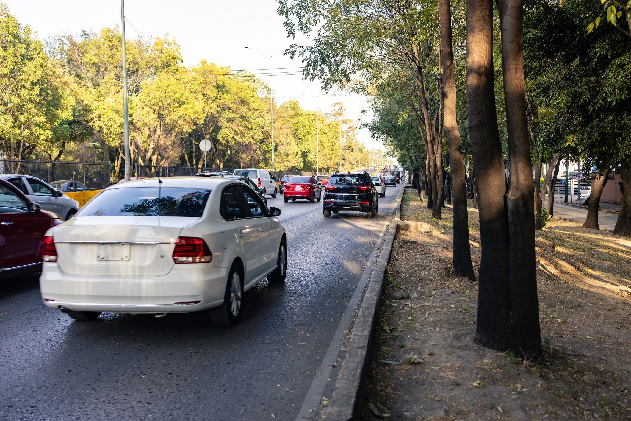 Sedán demo en entorno urbano